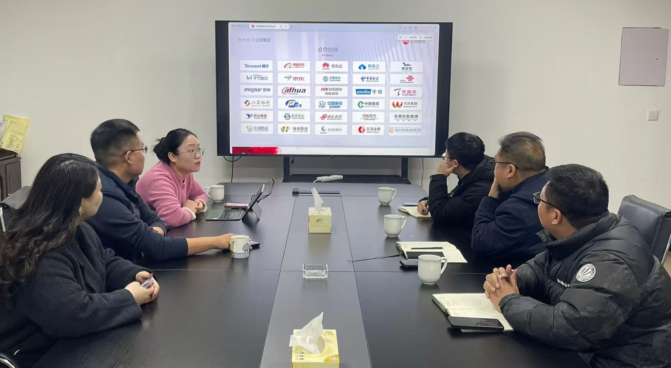 AI賦能 共促發(fā)展｜海州區(qū)數(shù)據(jù)局一行蒞臨江蘇華舜智能科技參觀交流